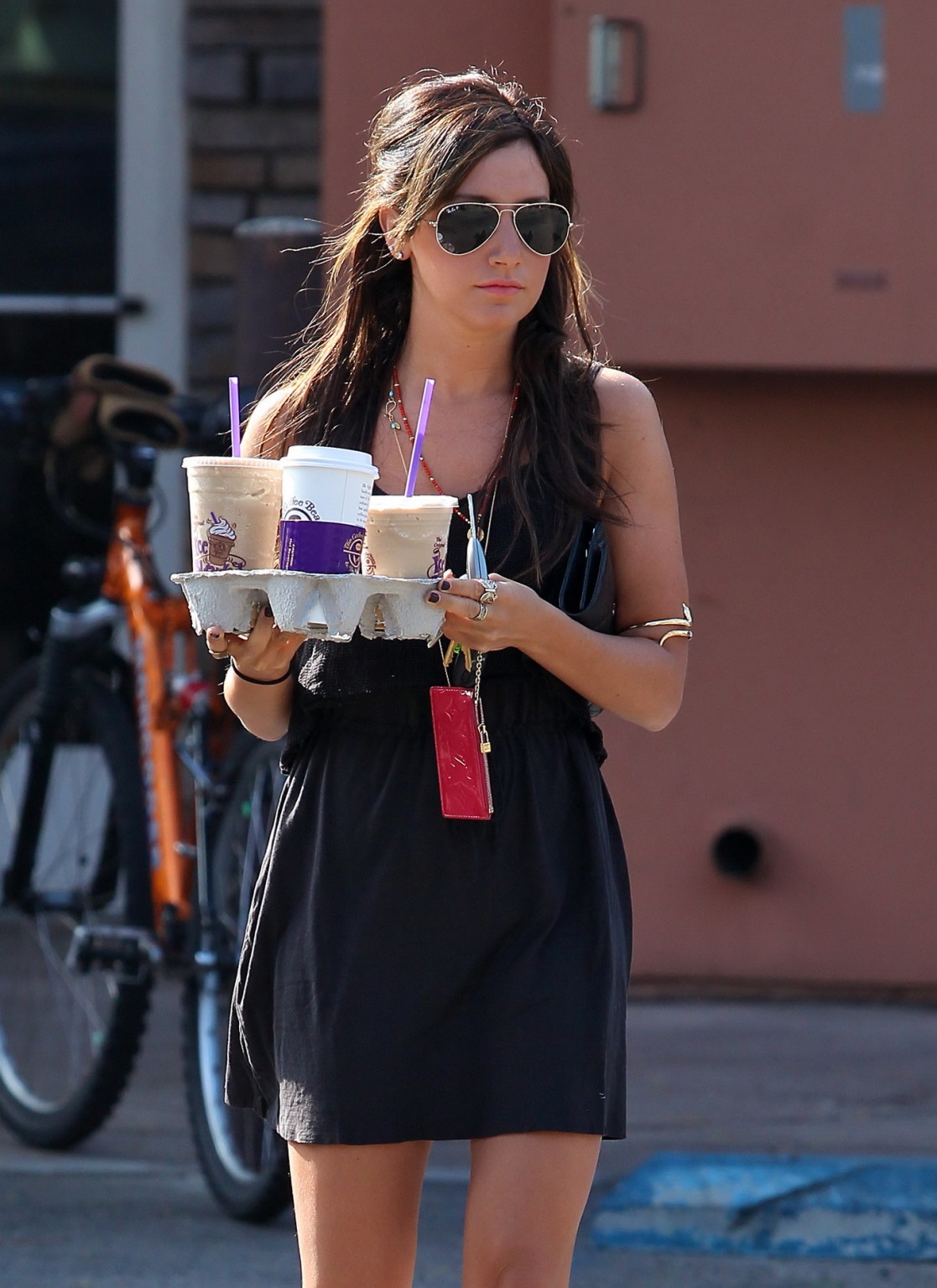 Ashley tisdale en petite robe noire au café de Toluca Lake.
 #75329844