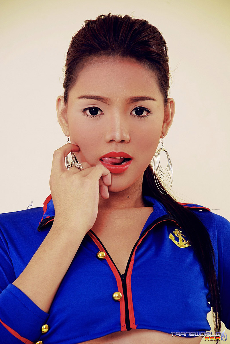 最も美しいアジアの女の子が硬いチンポを持っている
 #77879517