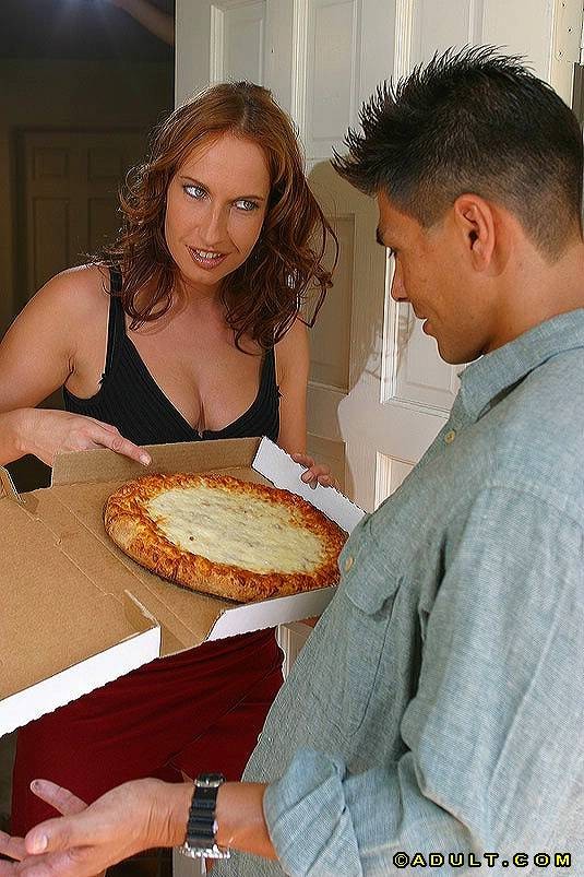 Hungriges Babe isst Schwanz durch eine Pizza
 #77708888