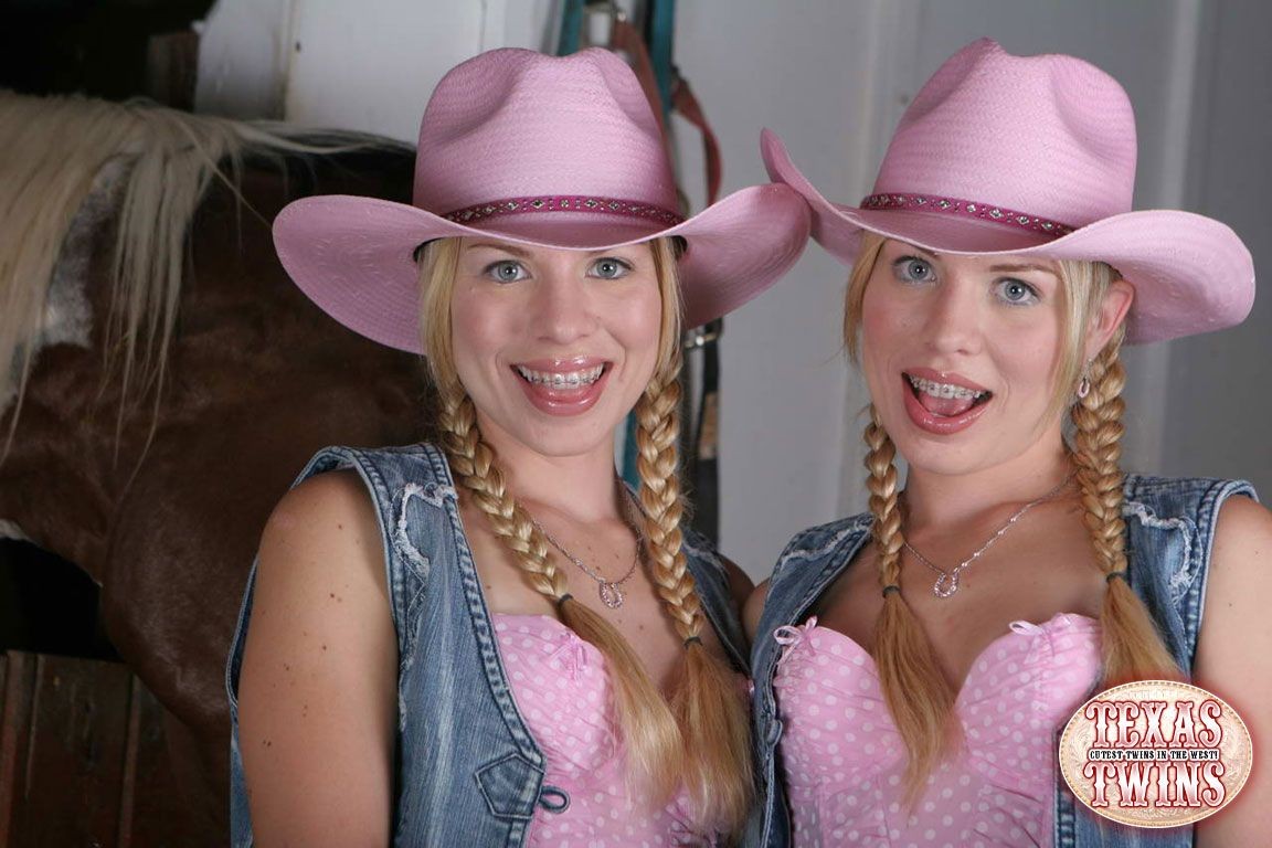 Dos gemelas rubias traviesas de texas jugando al aire libre
 #73638886