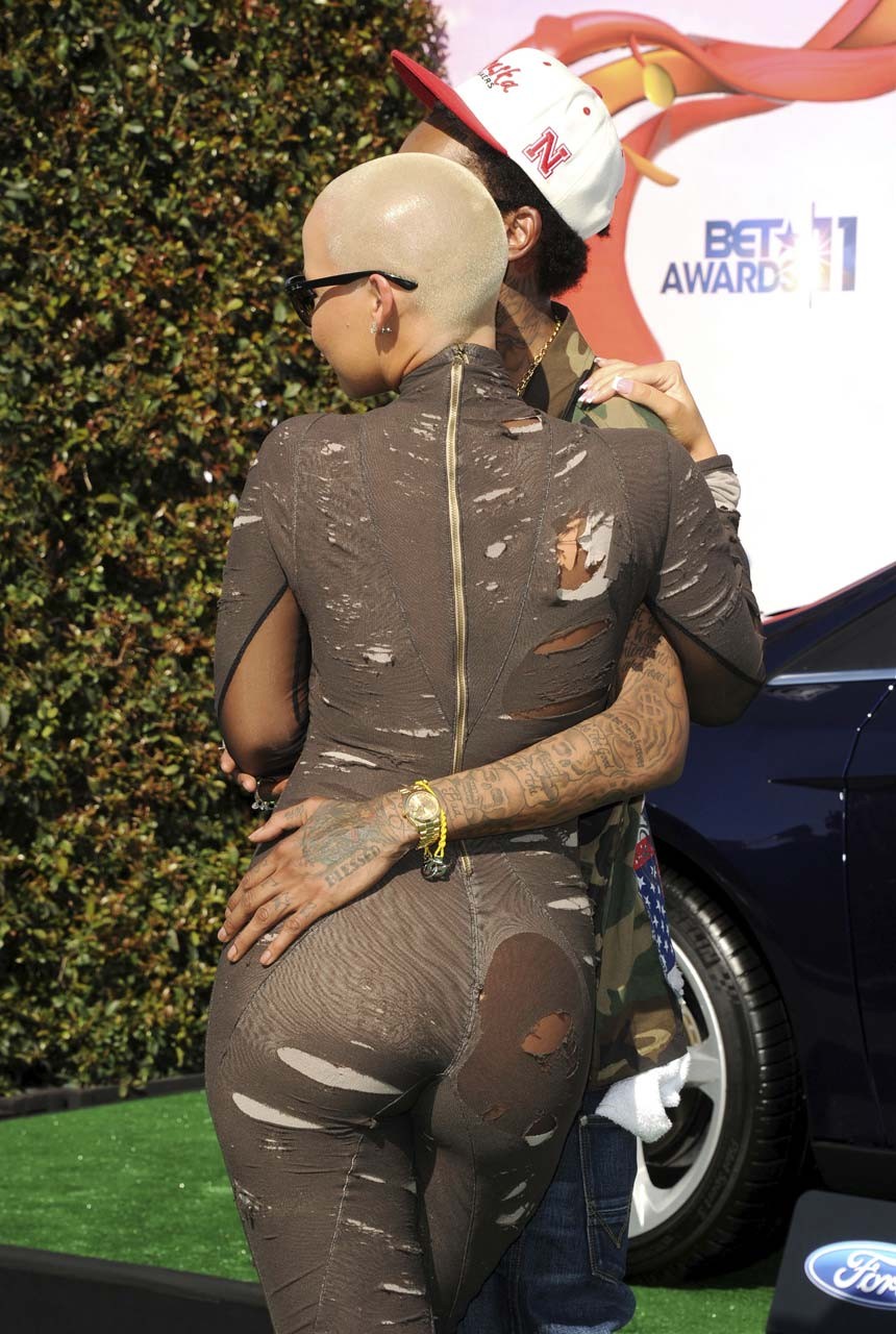 Amber rose se masturbant avec ses doigts et exposant son corps nu et sexy
 #75298090