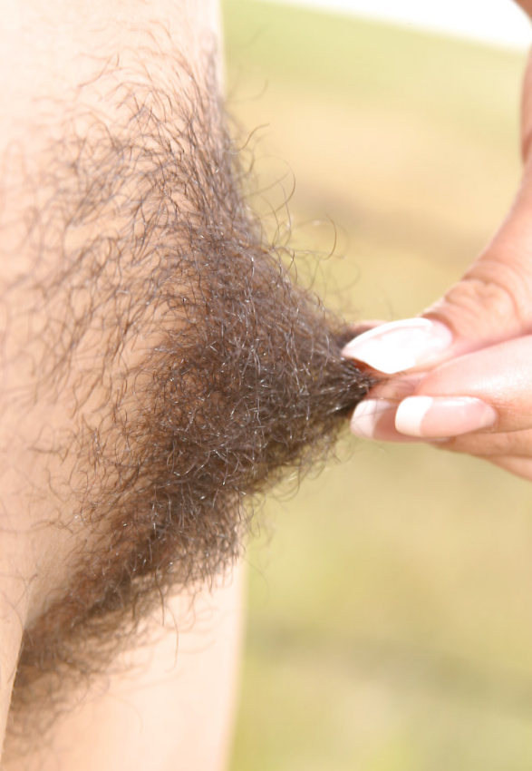 Coño peludo belleza se extiende al aire libre
 #76556938