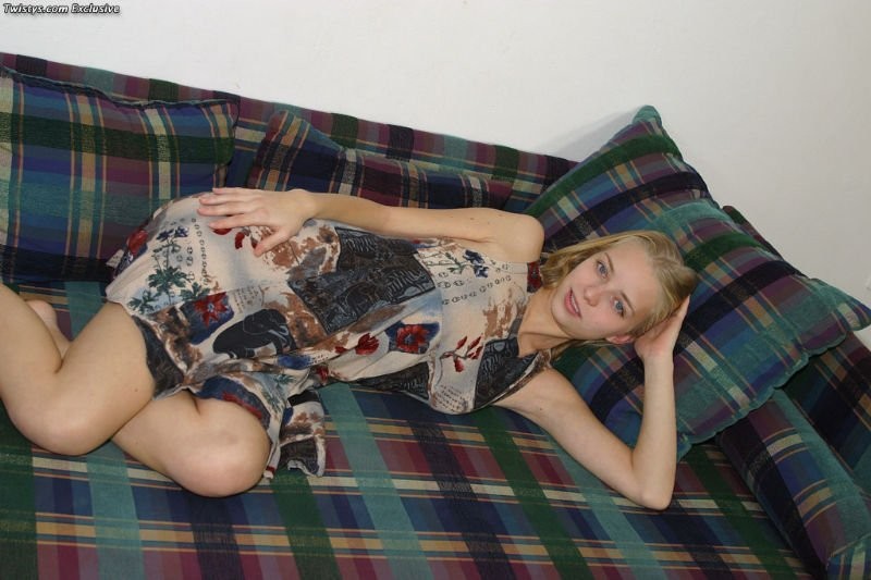 Katerina strougalova bionda in posa su un divano
 #73914085