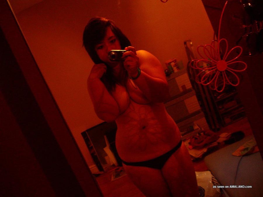 Pechugona asiática camwhoring topless en su dormitorio
 #68261973