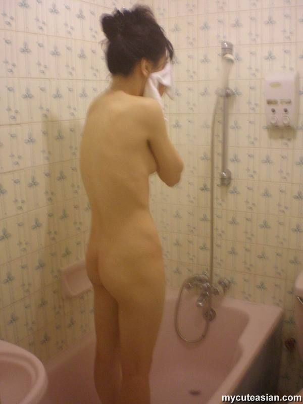 Sexy moglie dilettante asiatica nuda sotto la doccia
 #69883074