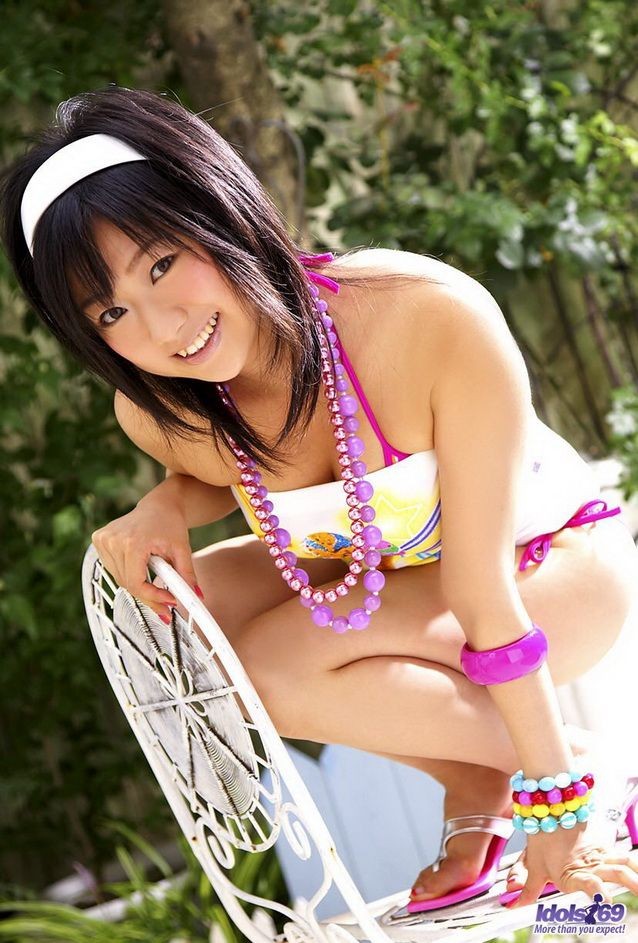La jolie japonaise aya kanai en bikini sexy montre ses fesses.
 #69784342