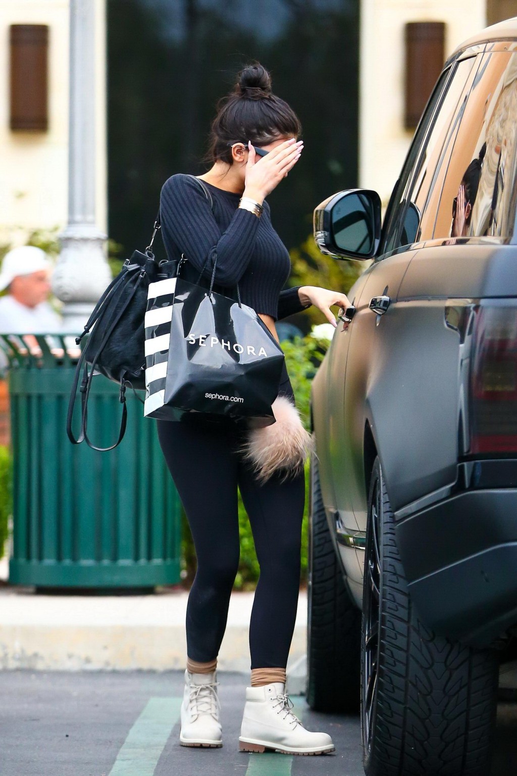Kylie Jenner mostra il suo culo in collant mentre lo shopping a Sephora in Calabasas
 #75169724
