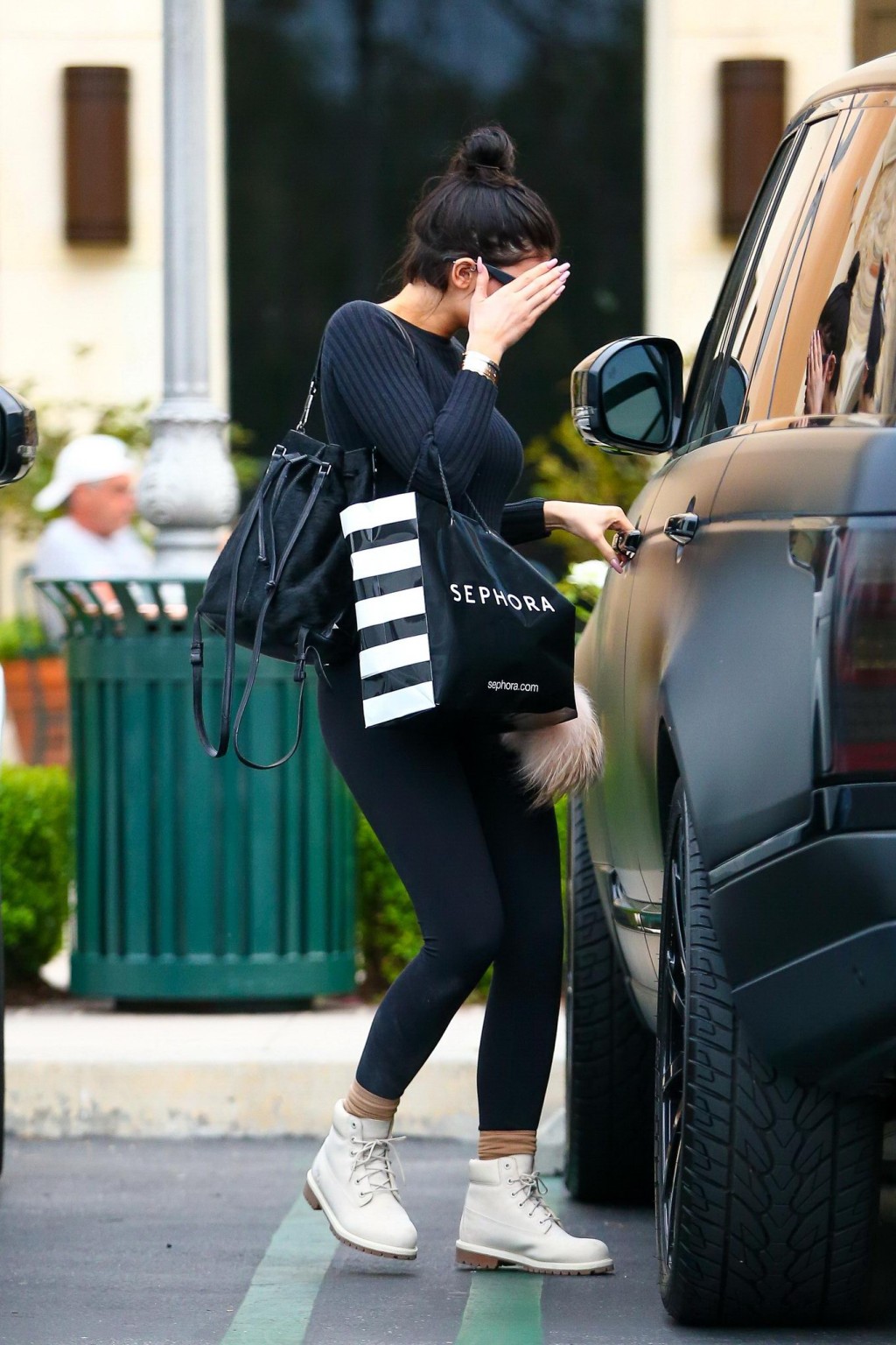 Kylie Jenner mostra il suo culo in collant mentre lo shopping a Sephora in Calabasas
 #75169740
