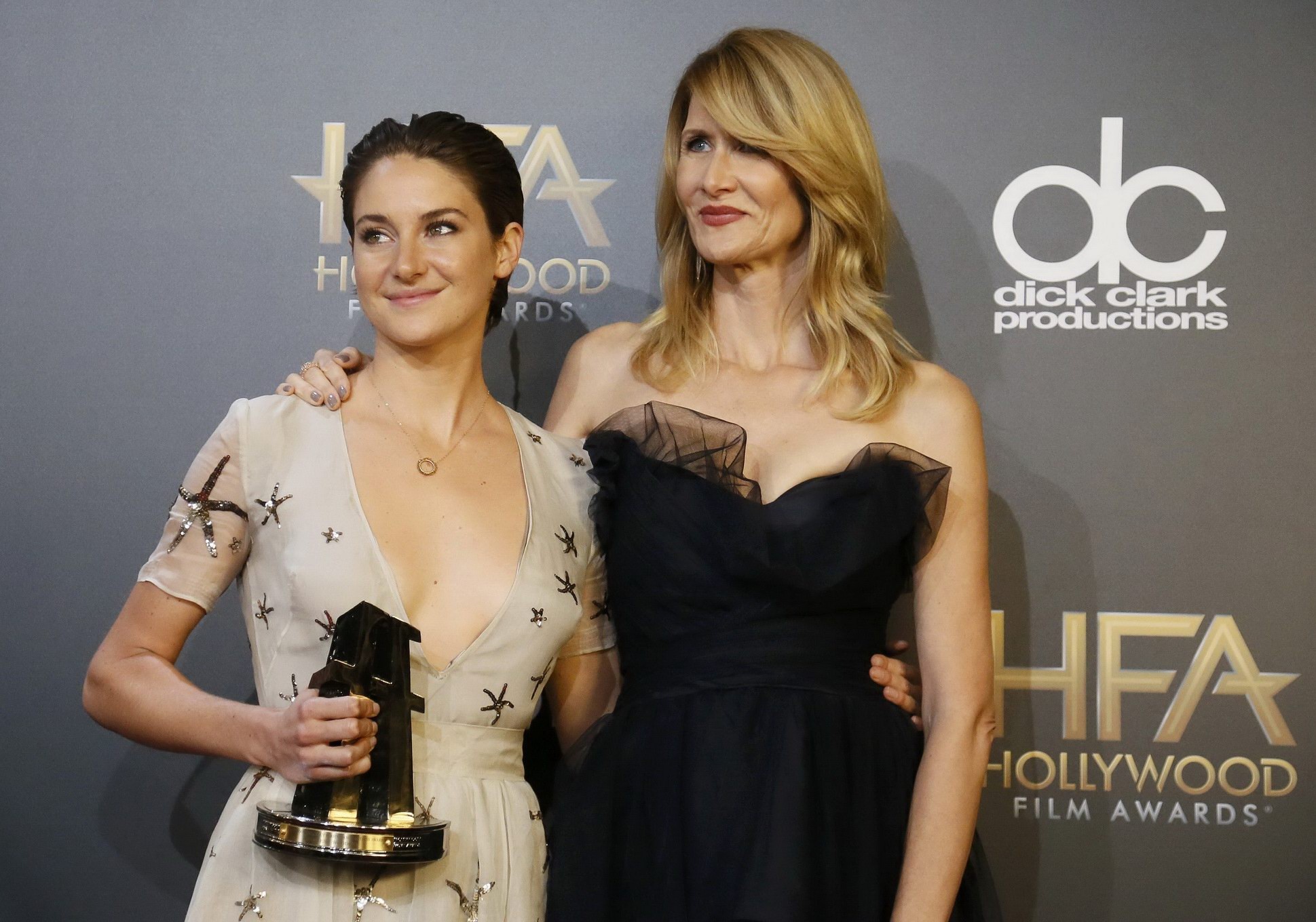 Shailene Woodley brustfrei in einem Kleid mit riesigem Ausschnitt bei der 18.
 #75180864