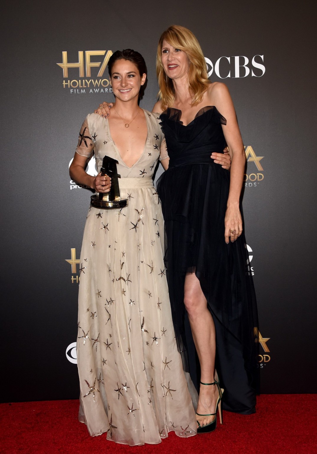 Shailene Woodley brustfrei in einem Kleid mit riesigem Ausschnitt bei der 18.
 #75180871