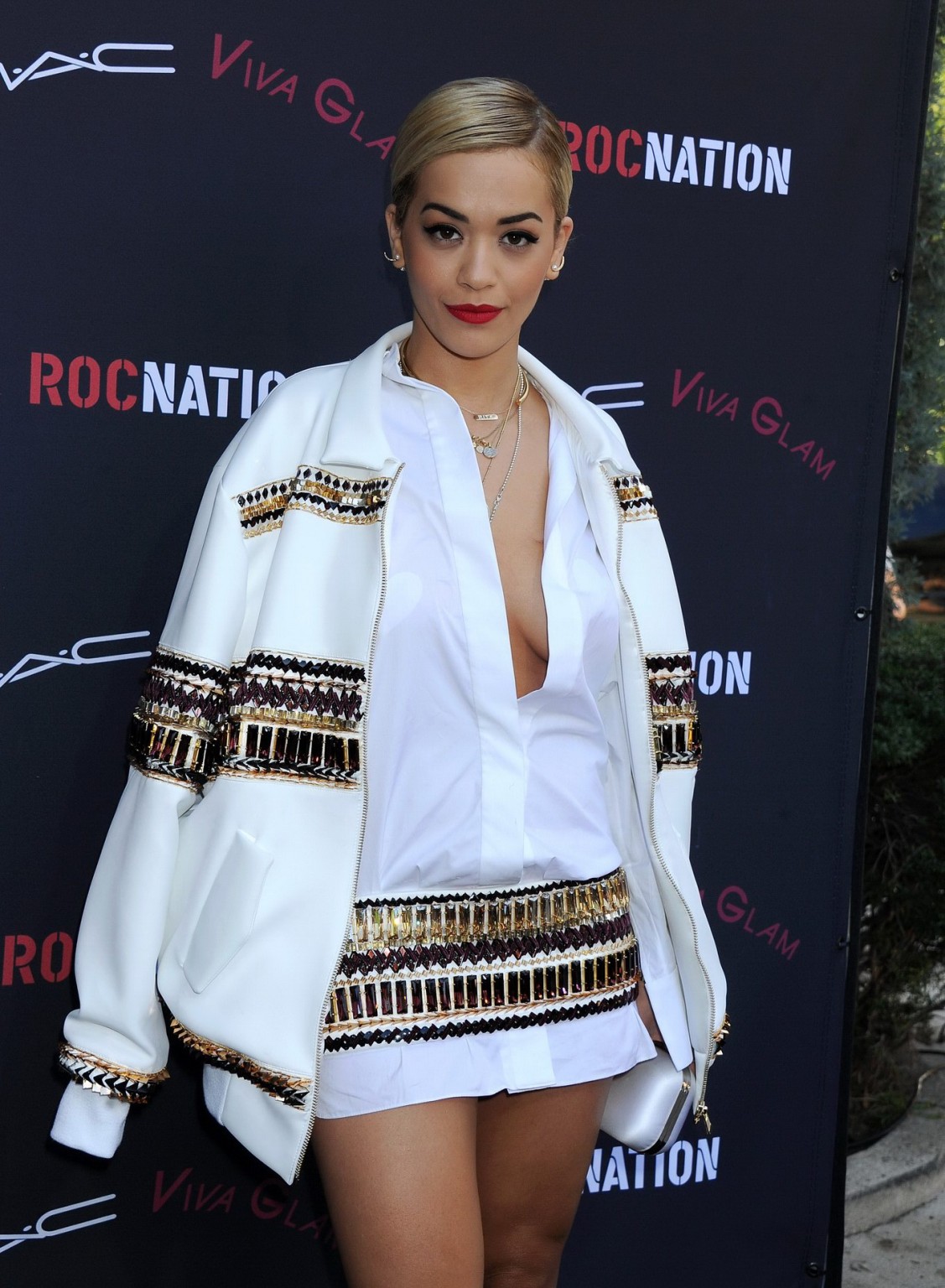 Busty rita ora senza reggiseno che indossa pasticci sotto una camicia aperta al roc nation
 #75206397