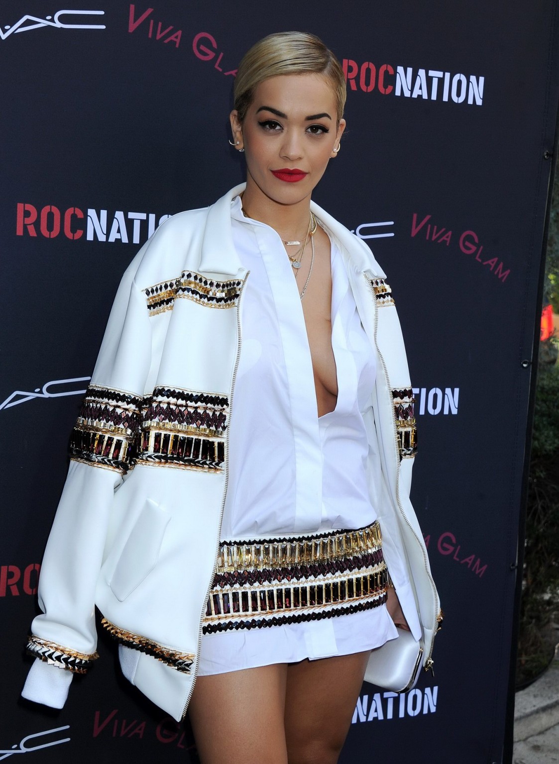 Busty rita ora senza reggiseno che indossa pasticci sotto una camicia aperta al roc nation
 #75206410