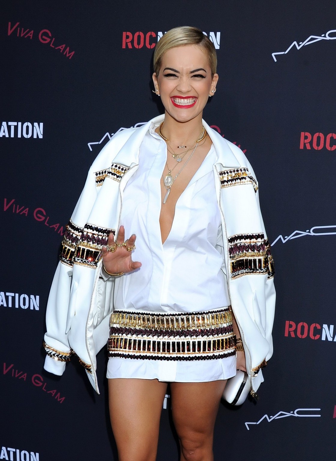 Busty rita ora senza reggiseno che indossa pasticci sotto una camicia aperta al roc nation
 #75206438