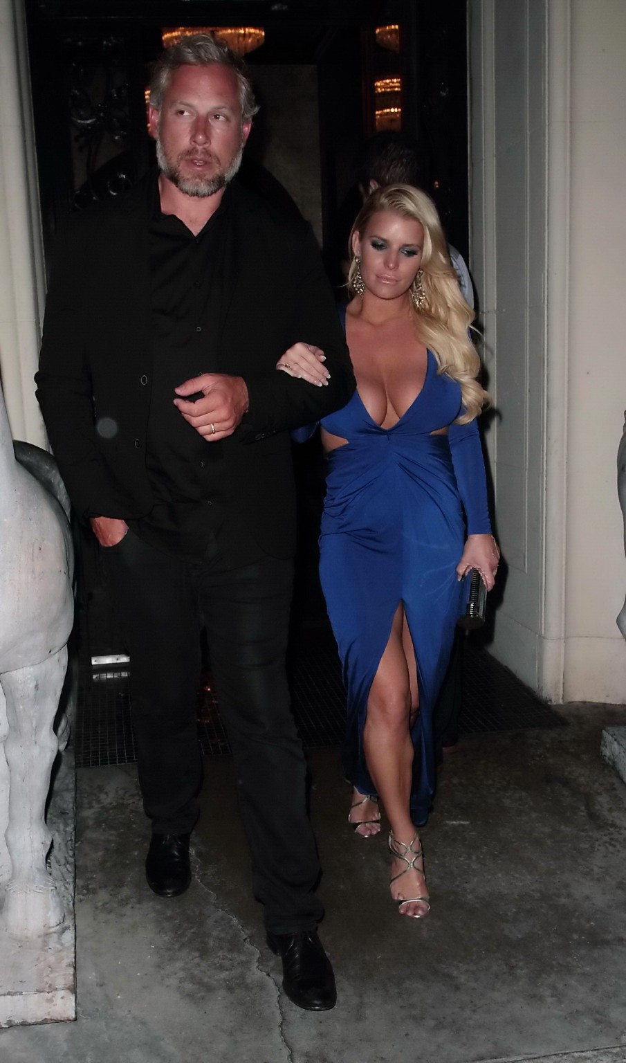 Jessica Simpson vollbusig und langbeinig in blauem tief ausgeschnittenem Kleid
 #75142563