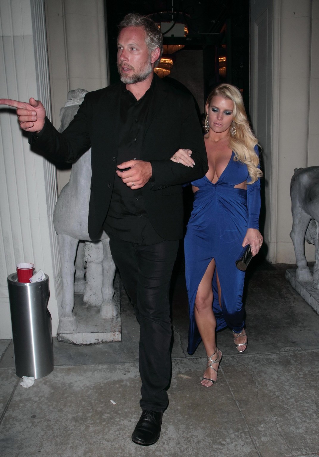 Jessica simpson, buste et jambes dans une robe bleue plongeante
 #75142577