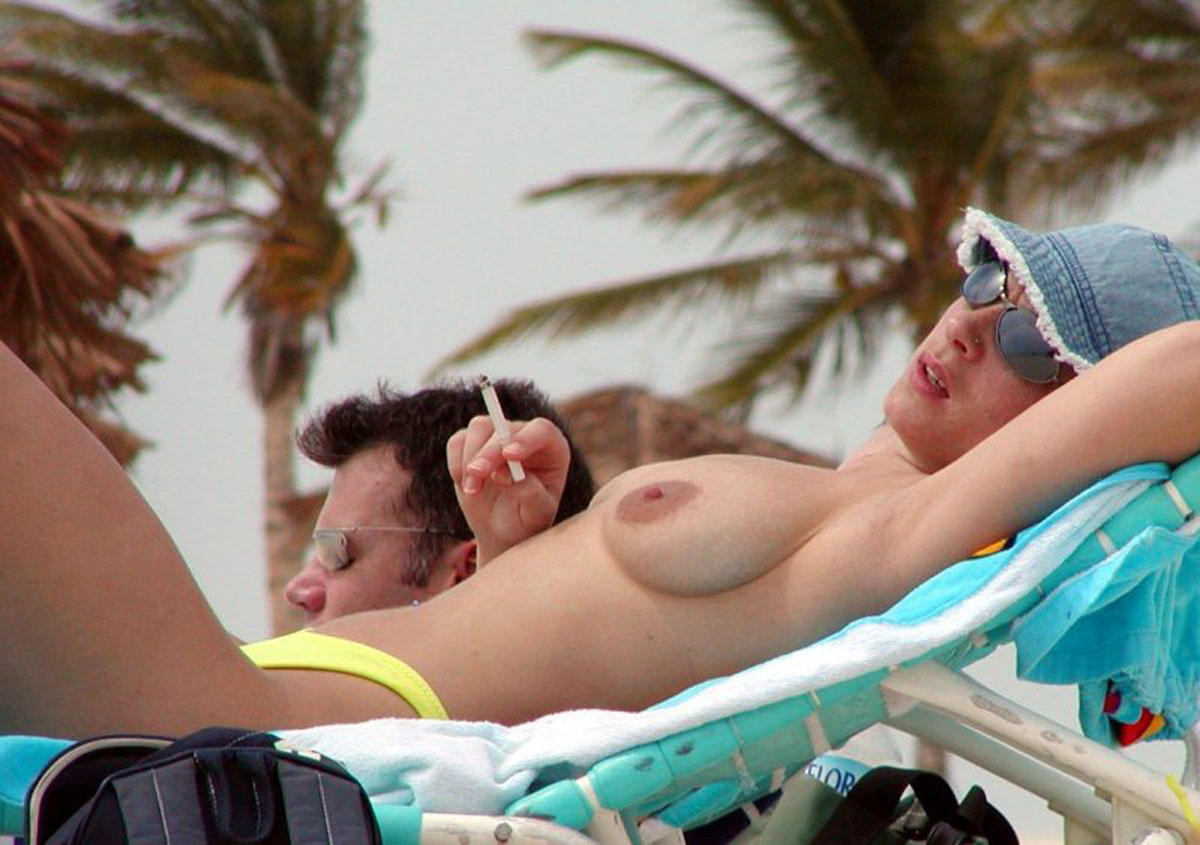 Images de voyeurisme d'une superbe nudiste prenant un bain de soleil.
 #72244114