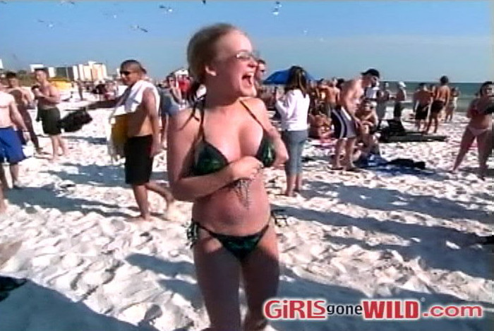 Wir überzeugen diese Strandbabes, uns ihre Titten zu zeigen
 #72321824