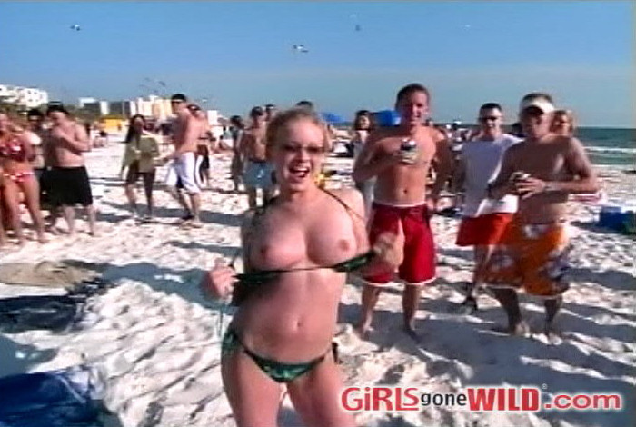 Wir überzeugen diese Strandbabes, uns ihre Titten zu zeigen
 #72321843