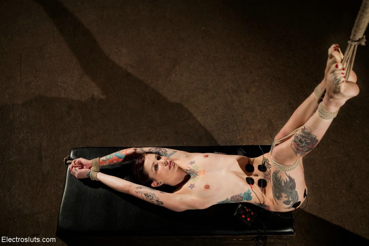 Une jeune femme tatouée est attachée et baisée avec un strapon électrique par une dominatrice lesbienne. #71989727