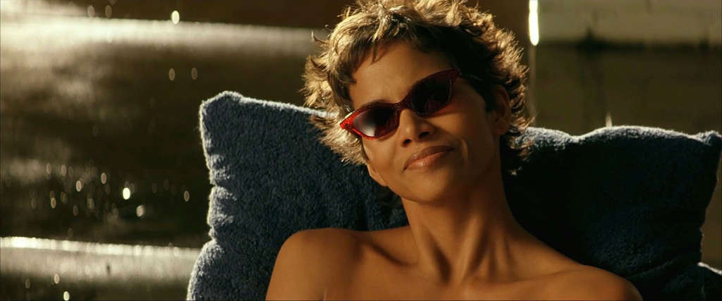 Halle berry montrant ses jolis seins et en sous-vêtements dans des casquettes de cinéma
 #75340322