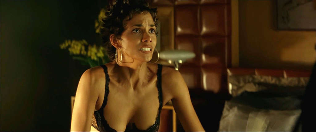 Halle berry montrant ses jolis seins et en sous-vêtements dans des casquettes de cinéma
 #75340378