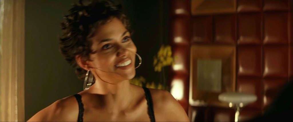 Halle berry montrant ses jolis seins et en sous-vêtements dans des casquettes de cinéma
 #75340385