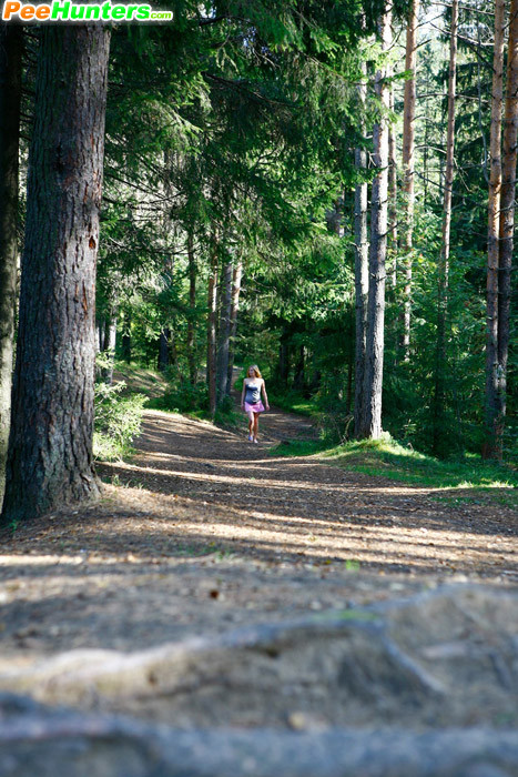 Une poupée jeune lascive se dénude et urine dans une clairière de forêt tranquille.
 #78690743