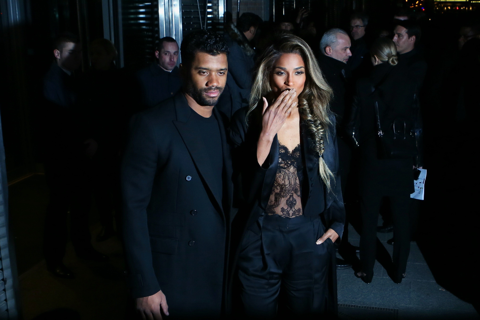 Vollbusige Ciara zeigt Brüste braless in einem transparenten schwarzen Top 
 #75145173