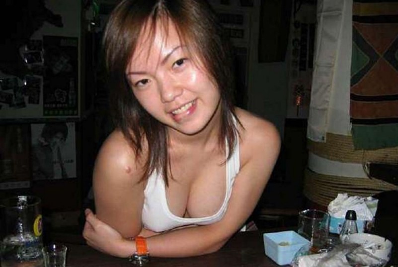 Une étudiante asiatique se met entièrement nue dans un canapé et montre ses seins serrés.
 #69870874