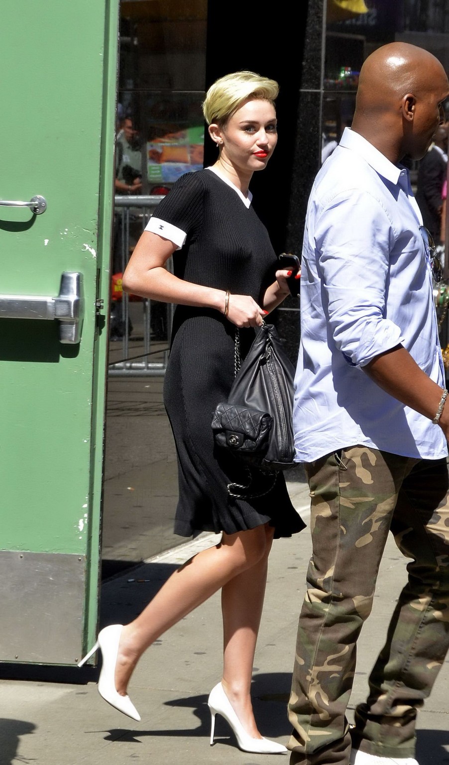 Miley Cyrusが黒の透明なドレスで胸を見せている。
 #75224541