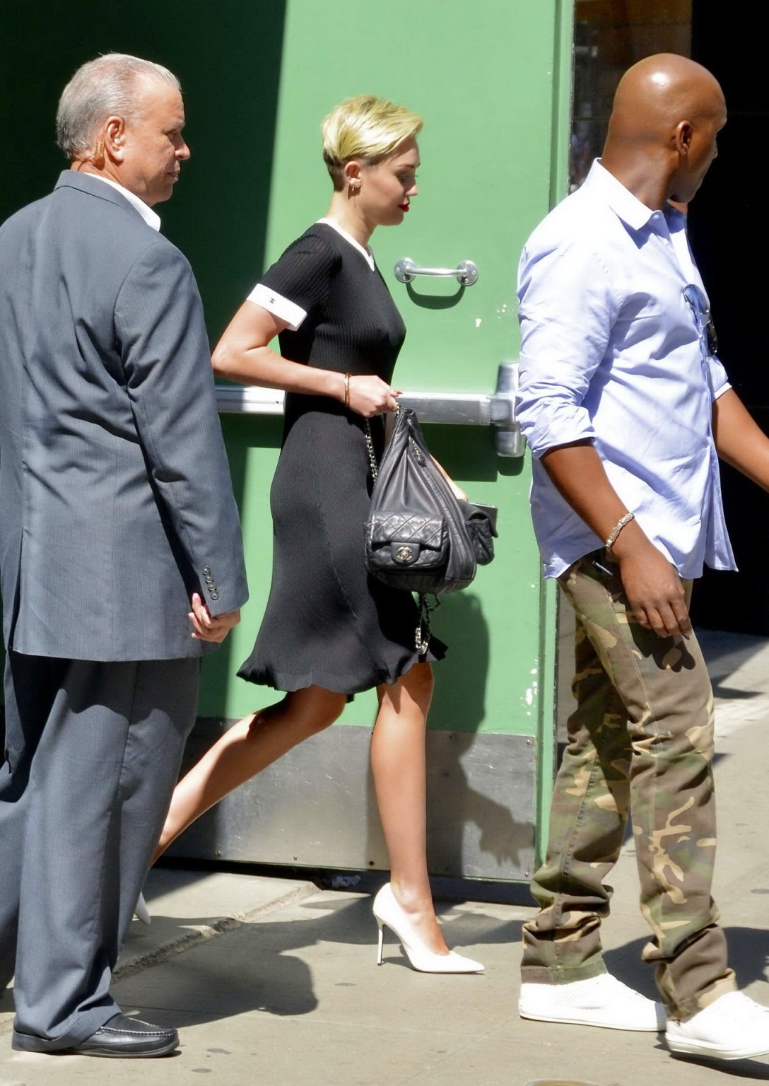 Miley Cyrus exhibe ses seins sans soutien-gorge dans une robe noire transparente à New York.
 #75224545