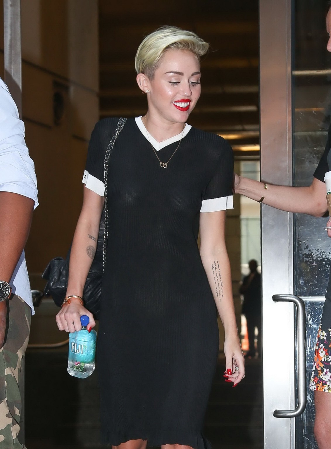 Miley Cyrusが黒の透明なドレスで胸を見せている。
 #75224557