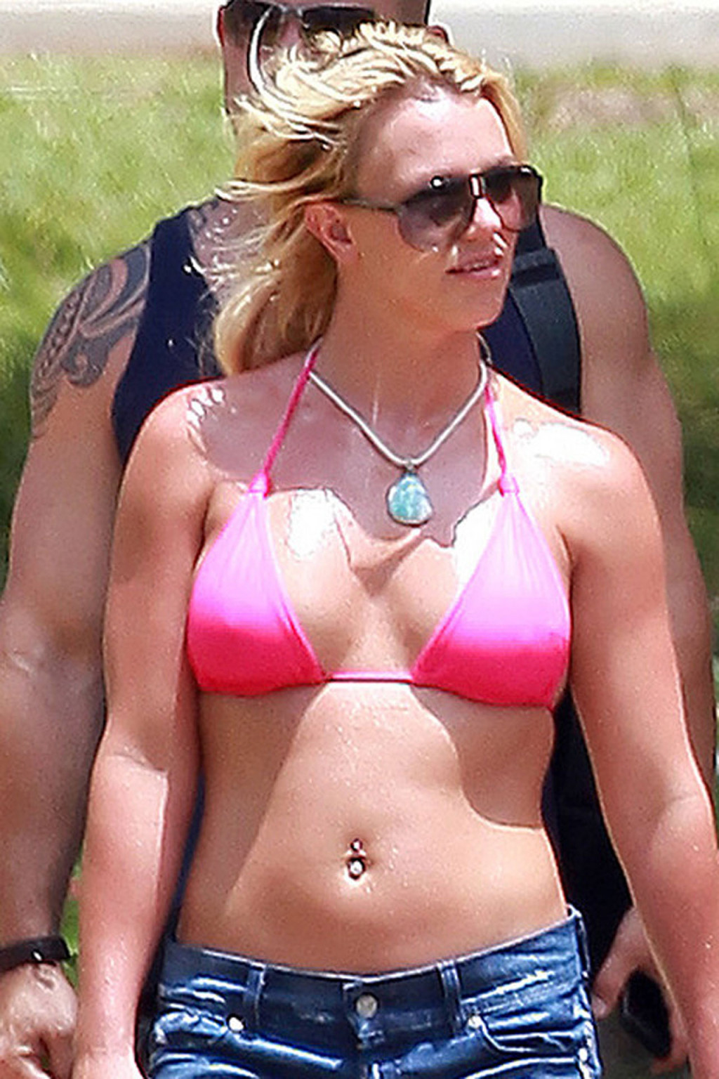 ブリトニー・スピアーズがビーチでビキニを着て、セクシーな体と美しい乳房を露出している。
 #75335230