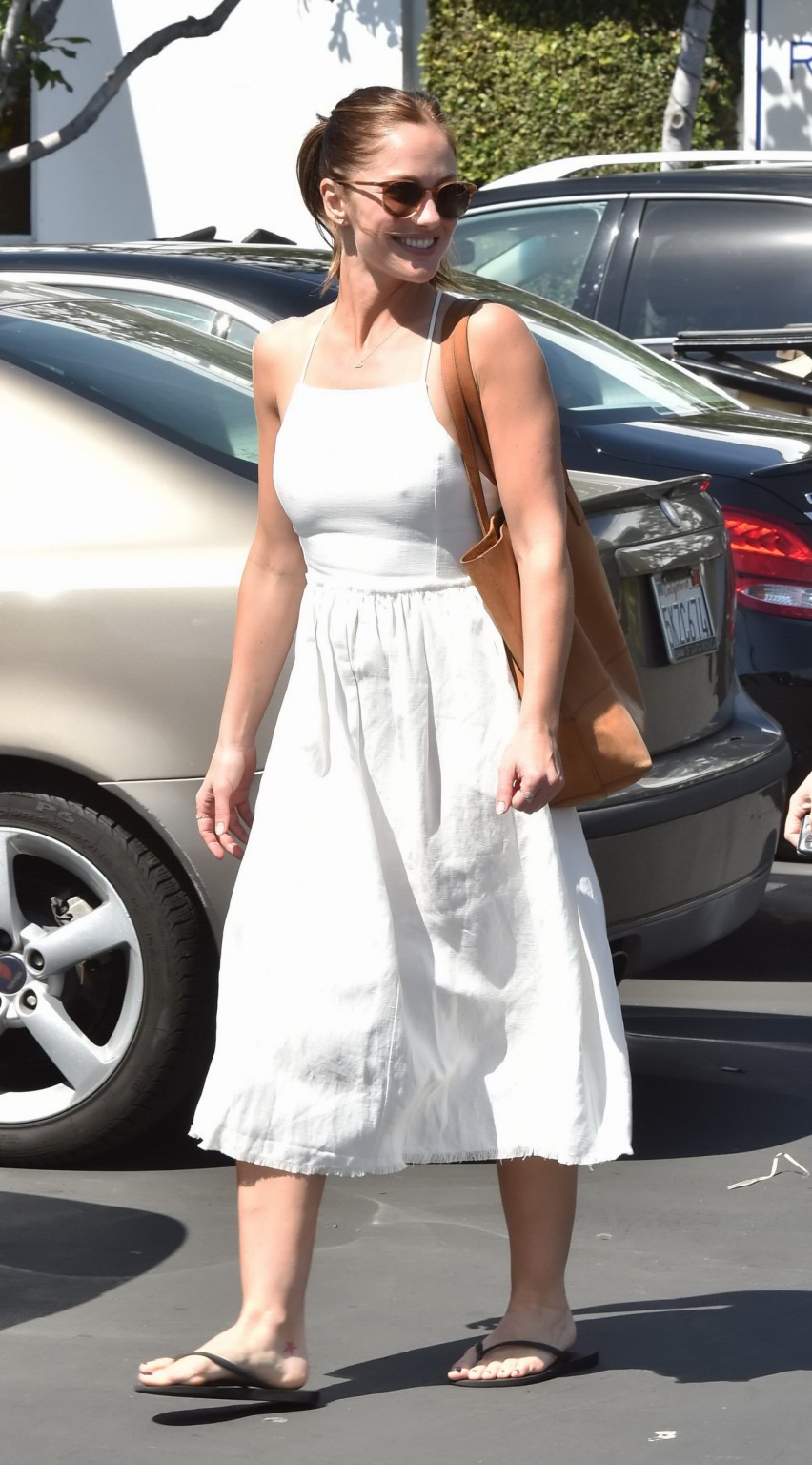 Minka kelly mostrando pokies en los pezones con un sexy vestido blanco
 #75144557