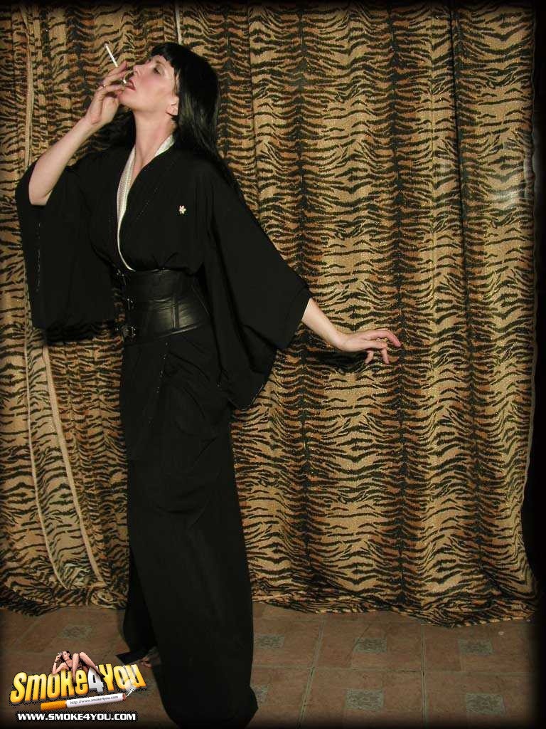 Katja vestita in kimono fuma il suo ultra sottile
 #76571931