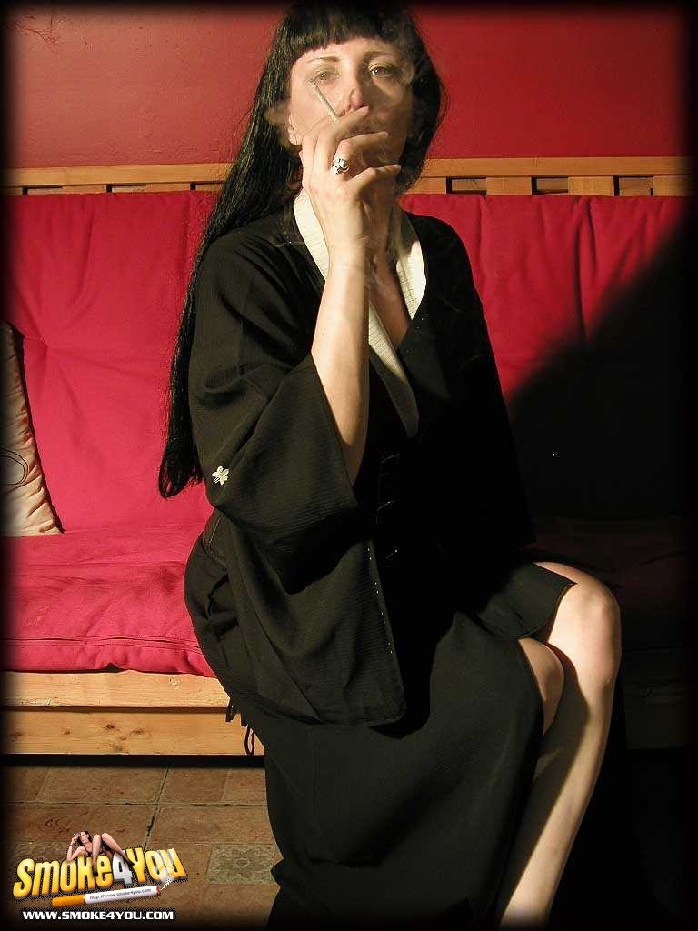Kimono gekleidete Katja raucht ihre Ultra Slims
 #76571941