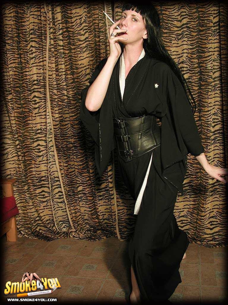 Katja vestida de kimono fuma su ultra delgado
 #76571967