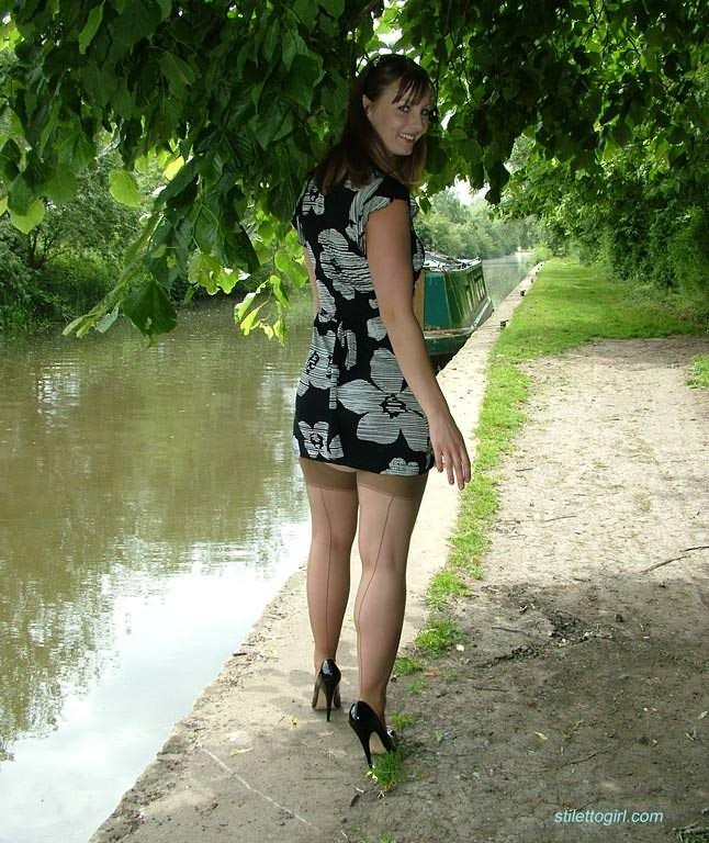 Brünette Amateur Babe in Strümpfen posiert im Freien
 #74936915