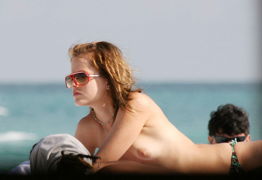 Mena Suvari entblößt ihre Titten in Oben-ohne-Bildern am Strand von Paparazzi
 #75440675