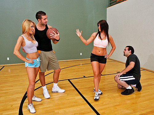 Heißes Babe mit riesigen Titten wird auf einem Basketballplatz gefickt
 #77353776