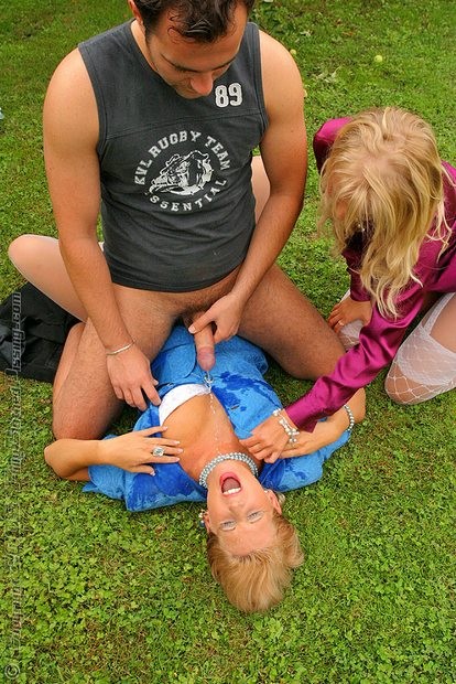 Ficken und Wassersport im Garten
 #76645145