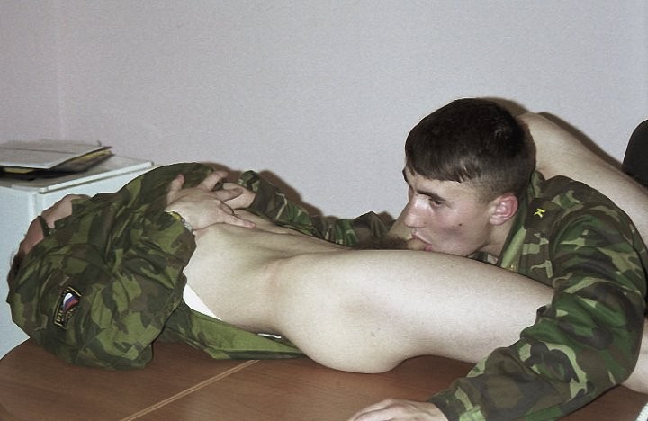 Militares novatos se dan un beso y se chupan mutuamente en una oficina del ejército
 #76929465