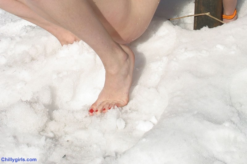 Ragazza in bondage a piedi nudi nella neve
 #72225811