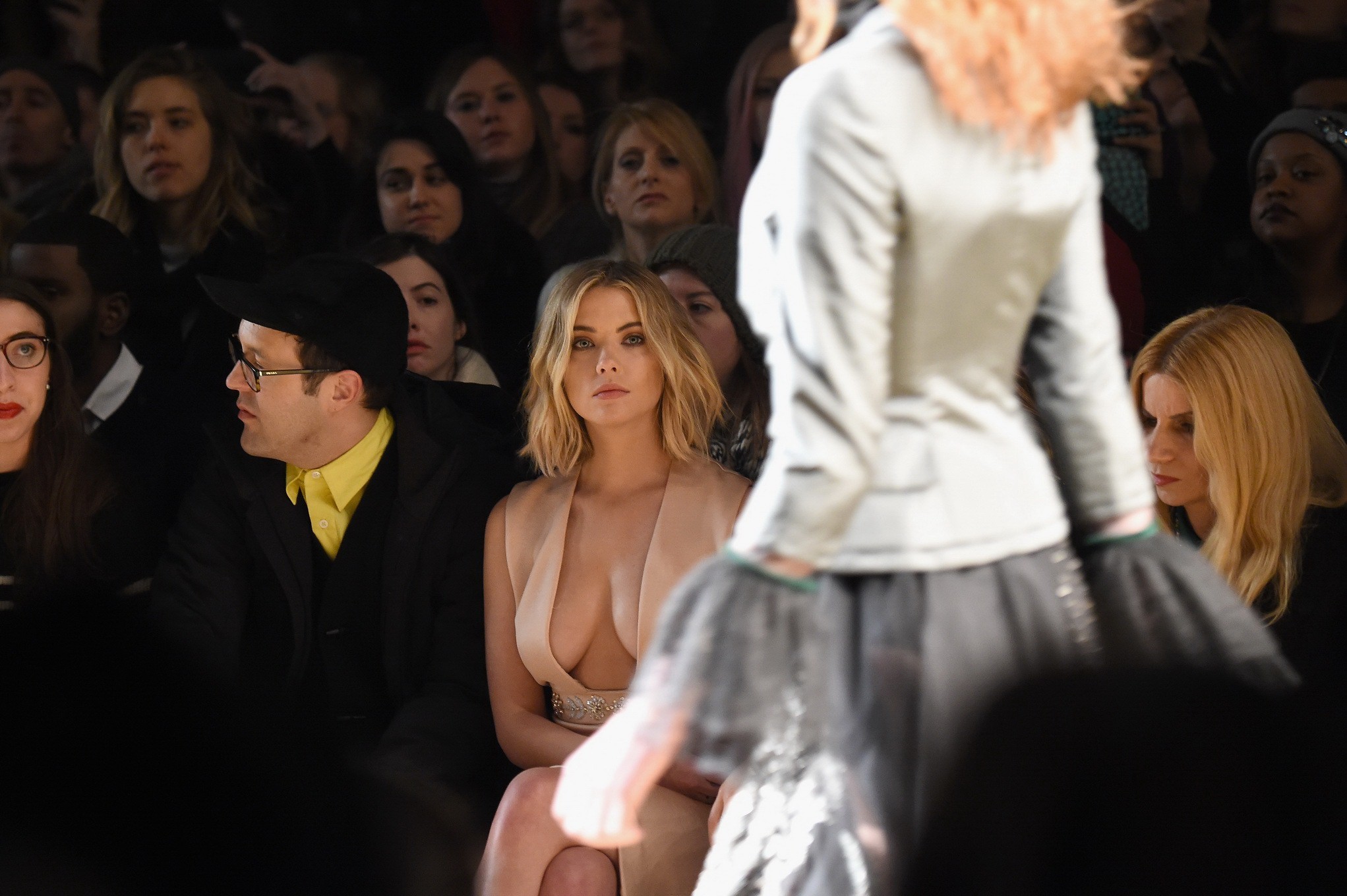 Ashley benson sin sujetador mostrando un enorme escote con un ajustado vestido color carne en reem
 #75172331