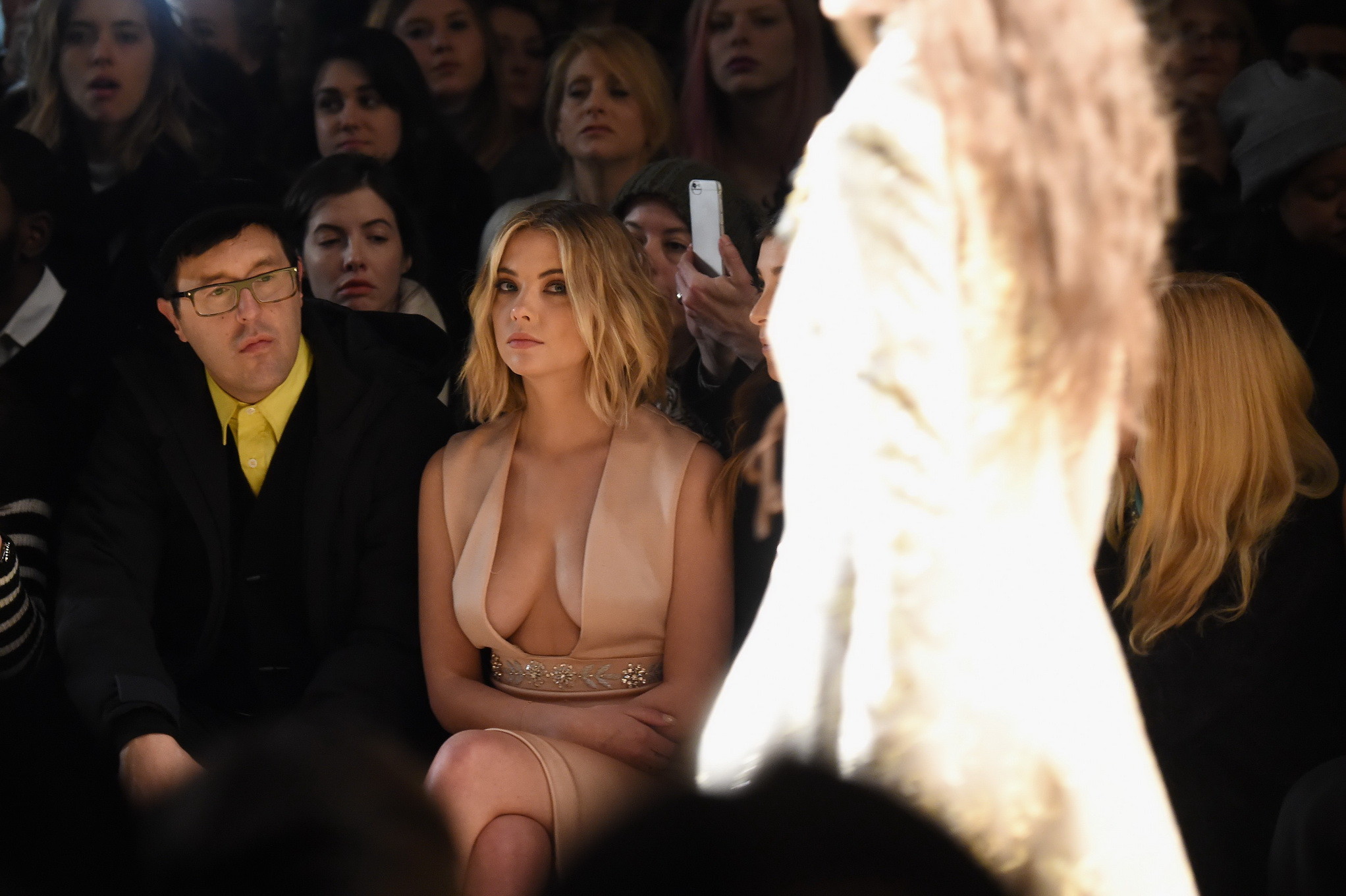 Ashley benson sans soutien-gorge montrant un énorme décolleté dans une robe moulante couleur chair à reem
 #75172340