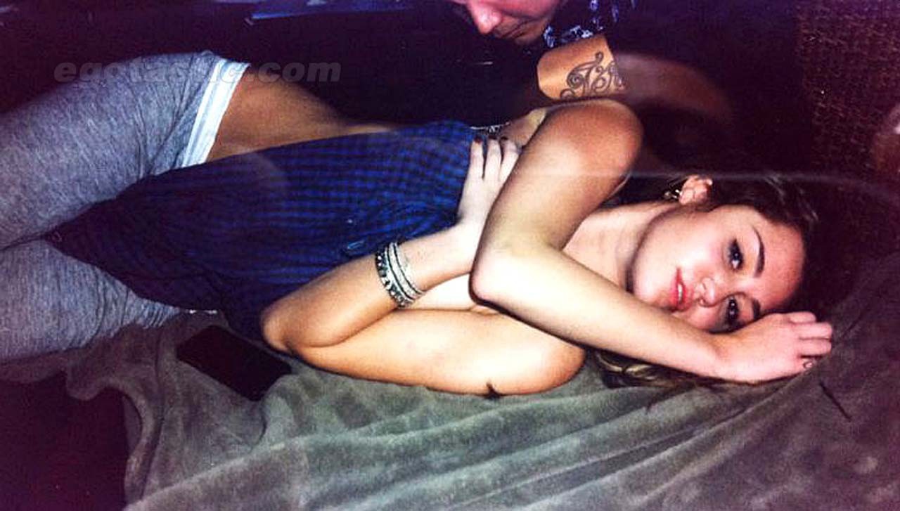 Miley Cyrus esponendo i suoi capezzoli sexy in vedere attraverso la camicia su foto private
 #75297945