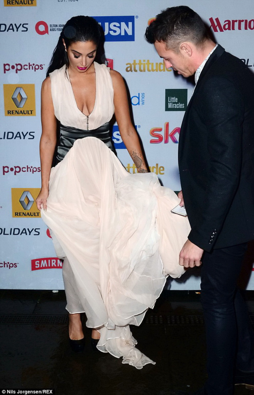 Tulisa Contostavlos zeigt ihre großen Brüste brustfrei in einem tief ausgeschnittenen trägerlosen Kleid
 #75183764