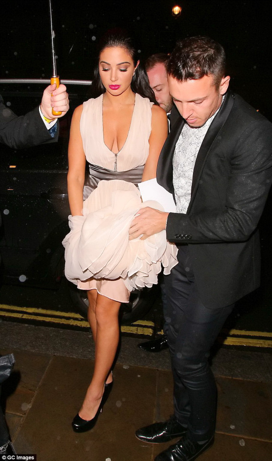 Tulisa Contostavlos zeigt ihre großen Brüste brustfrei in einem tief ausgeschnittenen trägerlosen Kleid
 #75183781