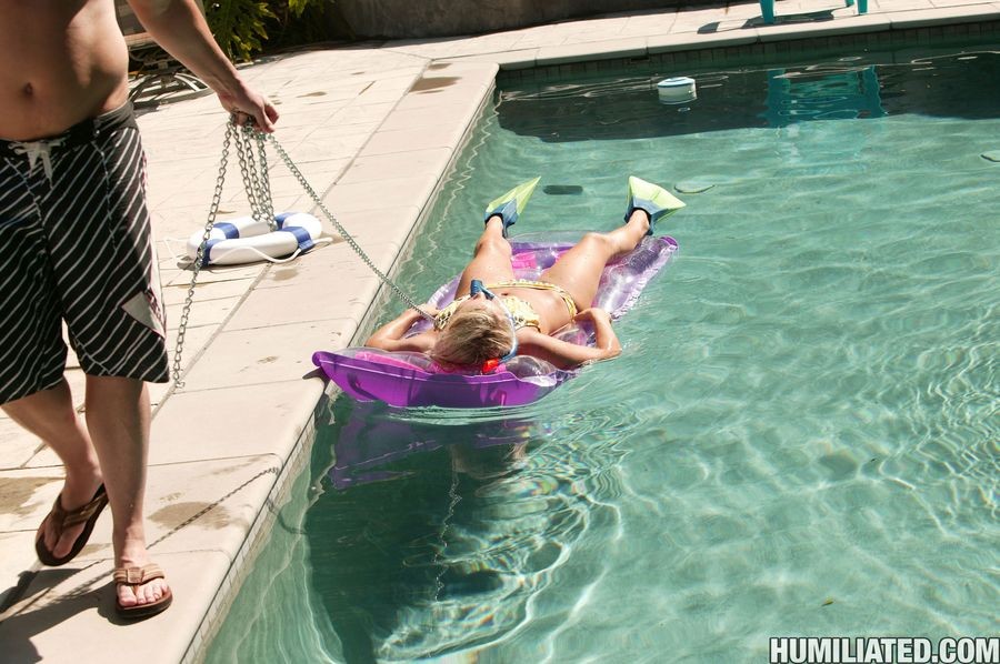 Addison Cain en disgrâce dans une piscine
 #72173842