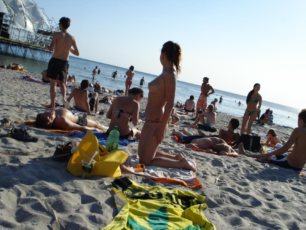 La teenager nudista della spiaggia a malapena legale si abbronza tutto il corpo
 #72247777
